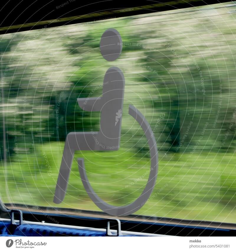 Abgefahren | Rollstuhlfahren mit Lichtgeschwindigkeit Zug Bahn Behinderung Stellplatz barrierefrei Hinweisschild Fenster Zeichen Schilder & Markierungen Zugang