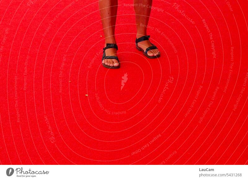 grenzwertig | underdressed auf dem Roten Teppich roter Teppich Sandalen gewagt Stilbruch Füße laufen posen flanieren Beine Roter Teppich stillos unangemessen
