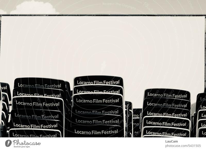 Alles steht bereit für die Filmpremiere unter freiem Himmel Filmfestival Filmfestspiele Leinwand Stühle gestapelt gestapelte Stühle Filmindustrie