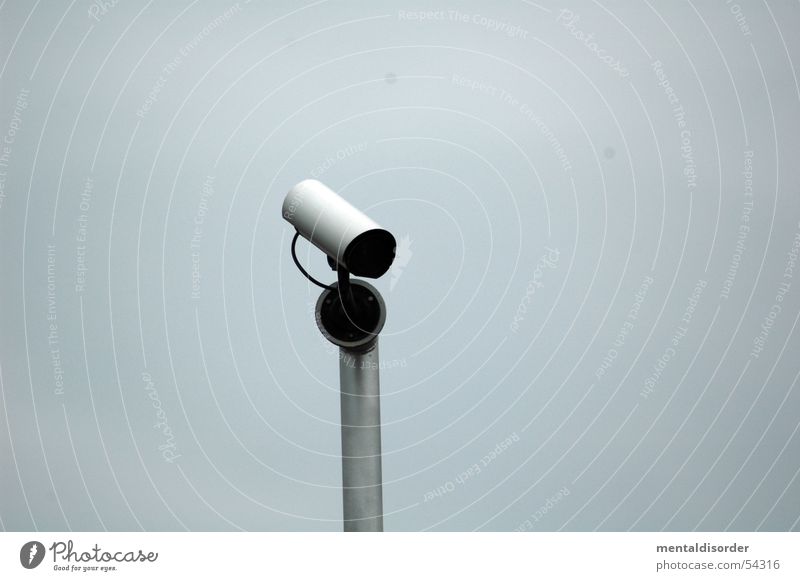 sehen ... Elektrizität Überwachung Sicherheit Zoomeffekt beobachten spionieren Publikum Nachbar Überwachungskamera Fotokamera Linse Kabel Himmel Schutz Blick