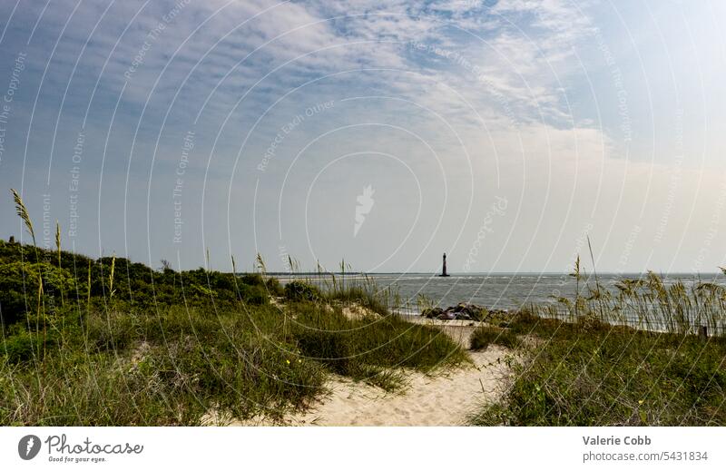 Strandpfad mit Leuchtturm im Hintergrund Weg Dunes Meer blauer Himmel Wolken Sommer Badeurlaub