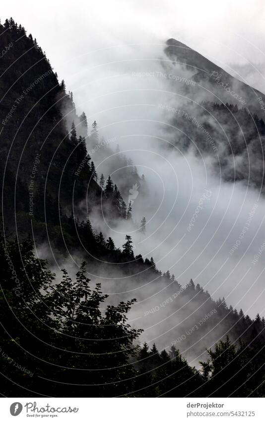 Blick auf die Oberstdorfer Berge im Nebel Zentralperspektive Starke Tiefenschärfe Kontrast Schatten Licht Tag Textfreiraum Mitte Textfreiraum rechts