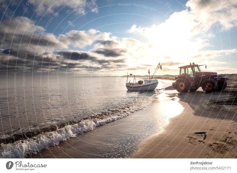 Fischerboot mit Traktor im Gegenlicht am Strand von Vorupør in Dänemark im Sonnenaufgang Sand Farbfoto Erholung Strandleben Ferien & Urlaub & Reisen baden