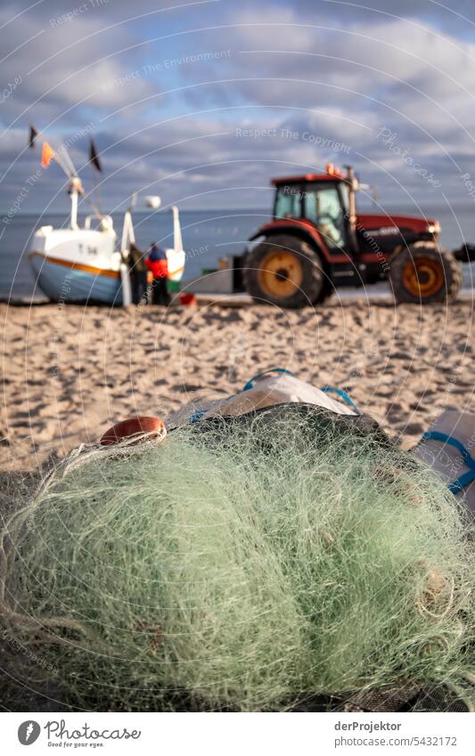 Fischerboot mit Traktor und Netz am Strand von Vorupør in Dänemark im Sonnenaufgang Sand Farbfoto Erholung Strandleben Ferien & Urlaub & Reisen baden