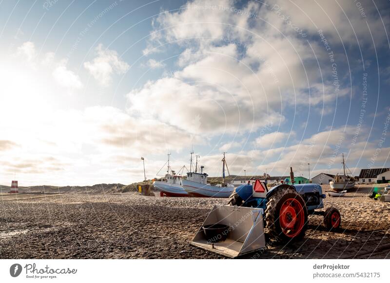 Traktor mit Fischerboot im Gegenlicht am Strand von Vorupør in Dänemark im Sonnenaufgang Sand Farbfoto Erholung Strandleben Ferien & Urlaub & Reisen baden