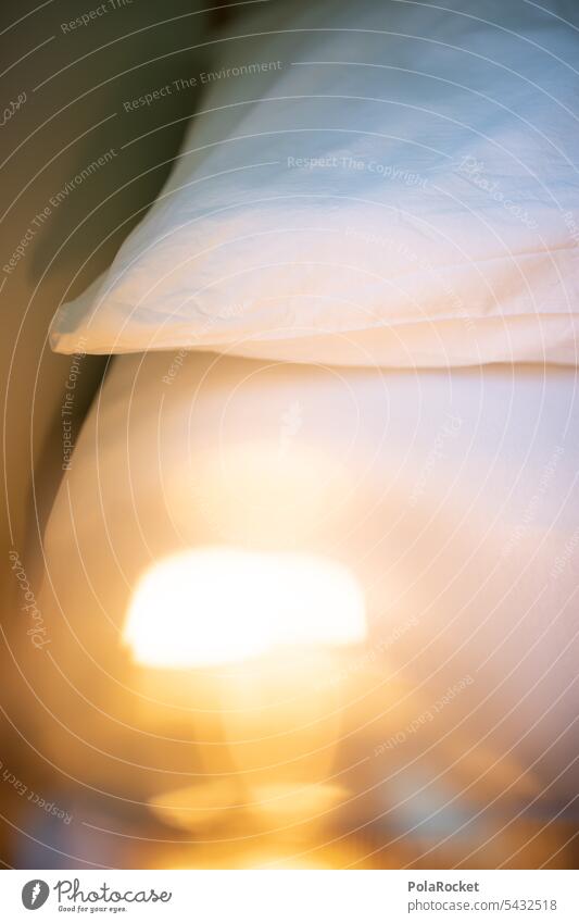 #A0# Ab ins Bett! Hotelzimmer Innenaufnahme Farbfoto schlafen weiß Bettdecke Erholung Bettwäsche Nachttisch Lampe Schlafzimmer Raum Licht Menschenleer