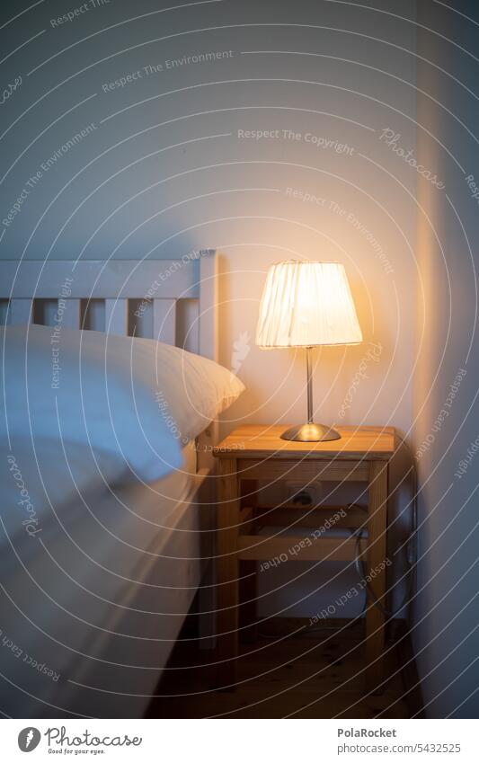 #A0# Hotelzimmer Bett Nachttisch Lampe Schlafzimmer Raum Licht Innenaufnahme Farbfoto schlafen Bettwäsche Menschenleer weiß Bettdecke Erholung