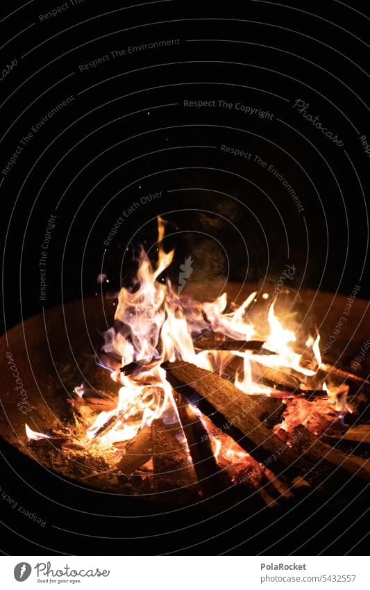 #A0# Feuer und Flamme Funken Energie Brennholz Hitze glühend brennen feuerkorb Feuerstelle qualm Rauch Brand Glut Farbfoto gefährlich Außenaufnahme Wärme Holz