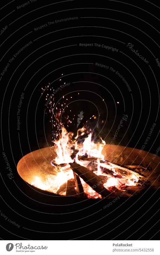 #A0# Feuer und so Lagerfeuer Feuerschale draußen Sommer nachts brennen heiß Feuerstelle Flamme Holz Wärme Glut glühen Brennholz Außenaufnahme Funken glühend