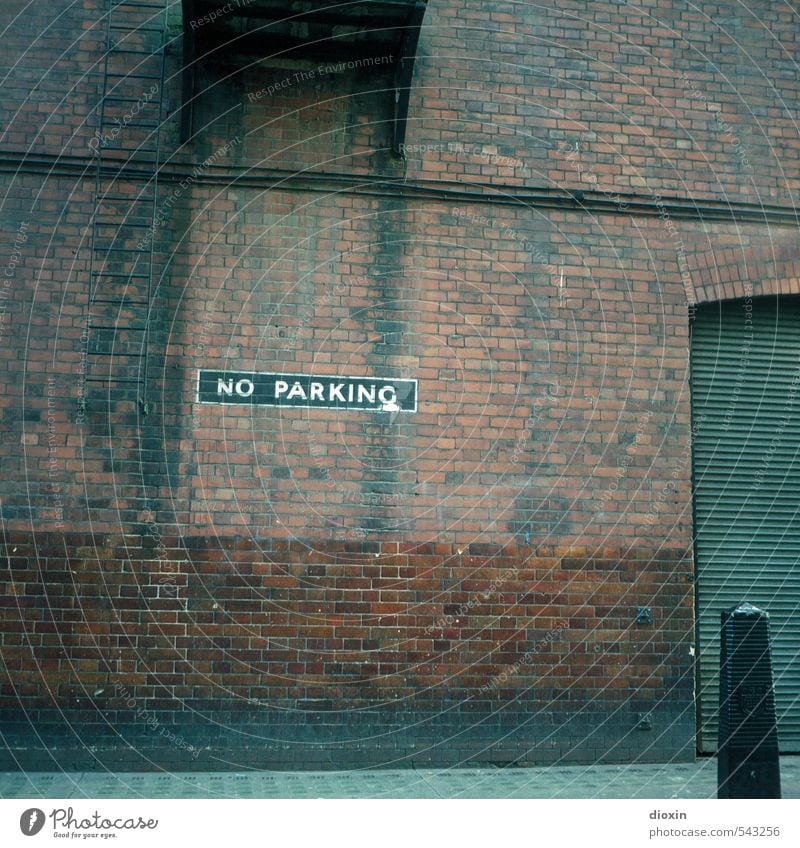 Parkverbot London England Großbritannien Stadt Altstadt Menschenleer Tor Bauwerk Gebäude Mauer Wand Fassade Schriftzeichen Schilder & Markierungen Hinweisschild