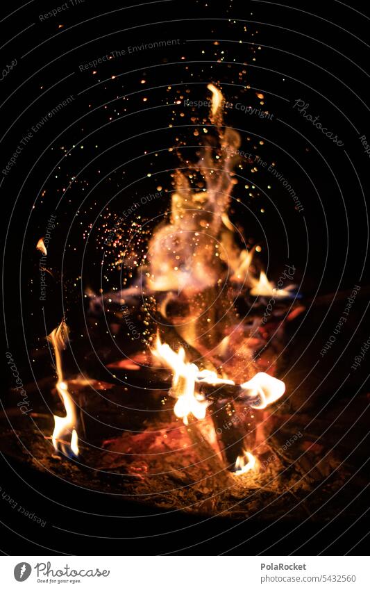#A0# Funken im Feuer Energie Brennholz Hitze feuerkorb Feuerstelle qualm Rauch glühend gefährlich Farbfoto Holz heiß Flamme brennen Glut Brand Außenaufnahme