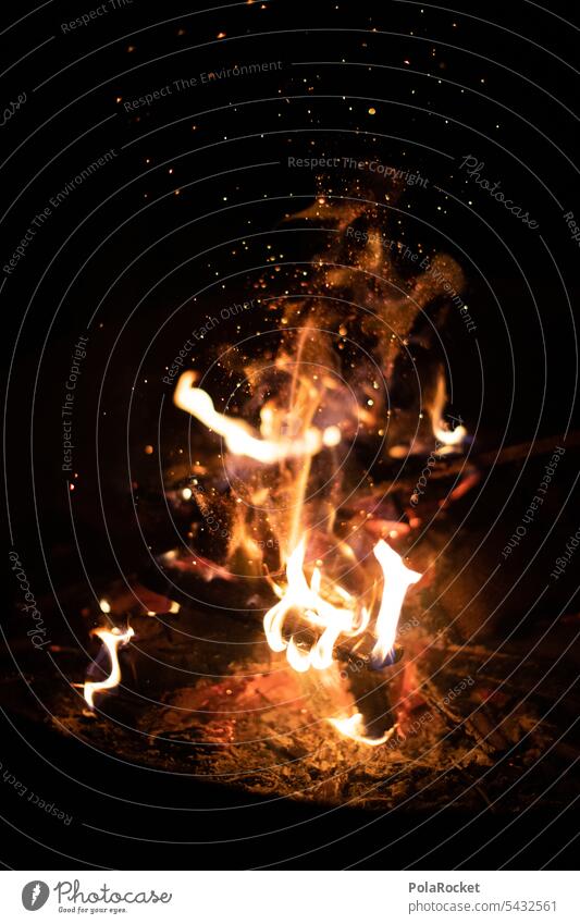 #A0# Feuer und Funken Rauch qualm Feuerstelle feuerkorb brennen Flamme heiß Holz Wärme Außenaufnahme Brand Glut Farbfoto gefährlich glühen glühend Hitze