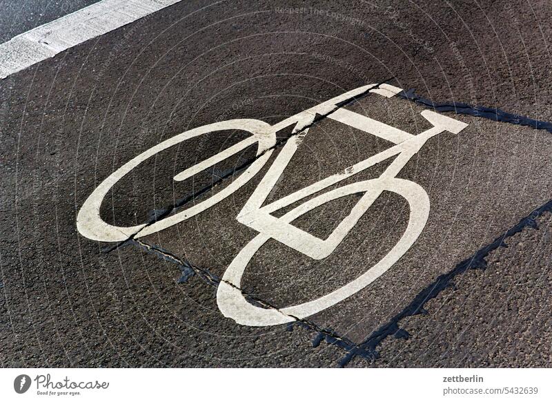Geflickter Fahrradweg abbiegen asphalt ecke fahrbahnmarkierung fahren fahrrad fahrradweg ferien fortbewegung gerade hauptstraße hinweis kante kurve linie links