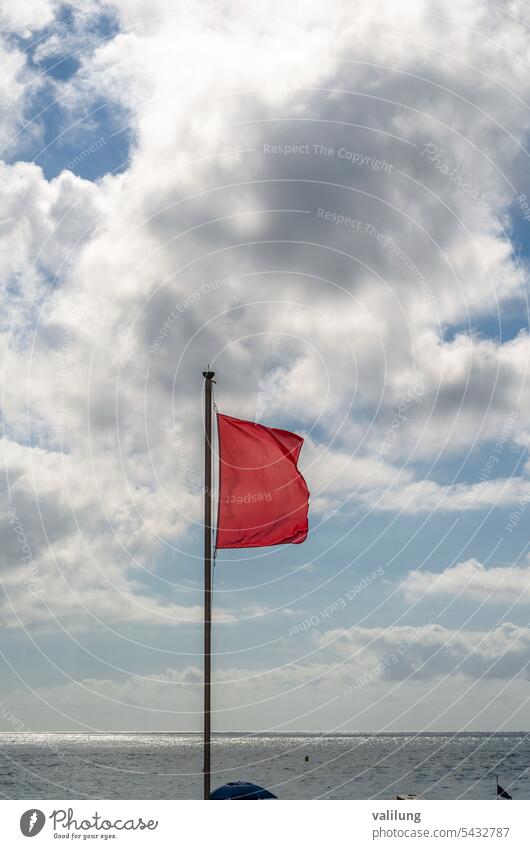 Rote Flagge am Strand Hintergrund Transparente Vorsicht Küste Gefahr gefährlich Fahne verboten Feiertag nein Verbot Schutz rot begrenzen Sicherheit MEER Ufer