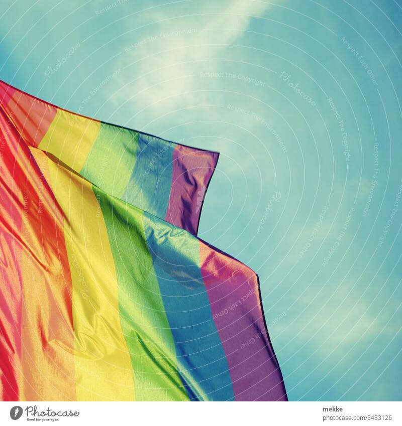 Ein Regenbogen in trockenem Sonnenschein Regenbogenfarben Fahne Toleranz Vielfalt Gleichstellung Homosexualität Selbstbestimmungsgesetz Freiheit