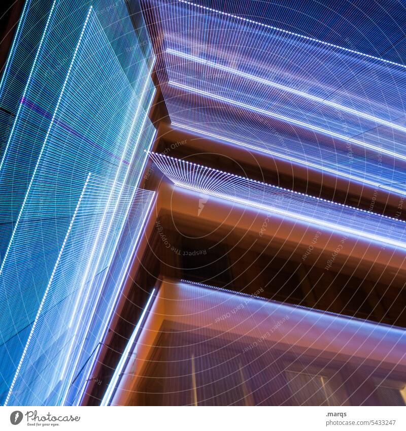 /\ Nacht leuchten Kunstlicht abstrakt Linien Gebäude mehrfarbig Experiment Lichtspiel Strukturen & Formen Zukunft Lichtstreifen blau lila