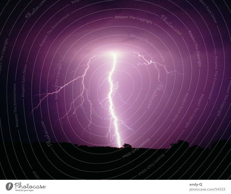 Blitzeinschlag Donnern Nacht violett schwarz dunkel Elektrizität Feld Wiese Weide gefährlich Unwetter Licht grell Macht stark Kraft Gewitter Regen
