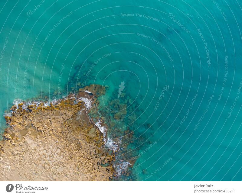Blick von oben auf einen felsigen Meeresvorsprung, in einem Meer von kristallklarem türkisfarbenem Wasser, Cape Rocky, Küstenlinie, Drohnenansicht Kap MEER