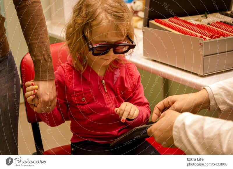Augenuntersuchung, süßes kleines Mädchen überprüft Sehkraft, Stereo-Sehtest 3d Astigmatismus prüfen Kind Klinik Kontrolle Korrektur Diagnostik dimensional