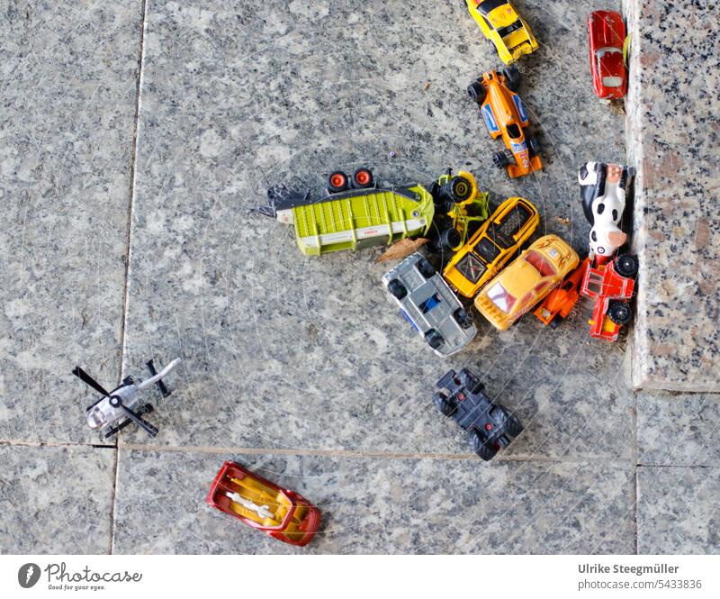 Spielzeug liegt auf dem Boden Auto Spielzeugautos Urlaub mit Kindern Sommerurlaub mit Kindern Aufräumen Leben mit Kindern Unordnung Karambolage bunte Autos