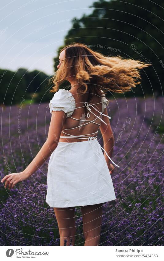 Mädchen im weissem Kleid dreht sich im Lavendelfeld Lavendelshooting Model Sommer jung Feld Lifestyle schön Natur Freiheit natürlich lila Fröhlichkeit Glück