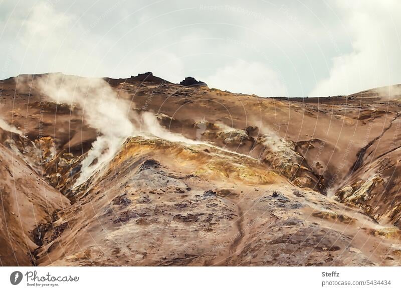 Landschaft mit Geothermie und Schwefeldampf auf Island Marslandschaft Mondlandschaft isländisch unzugänglich geologisch unbewohnt vulkanisch ursprünglich
