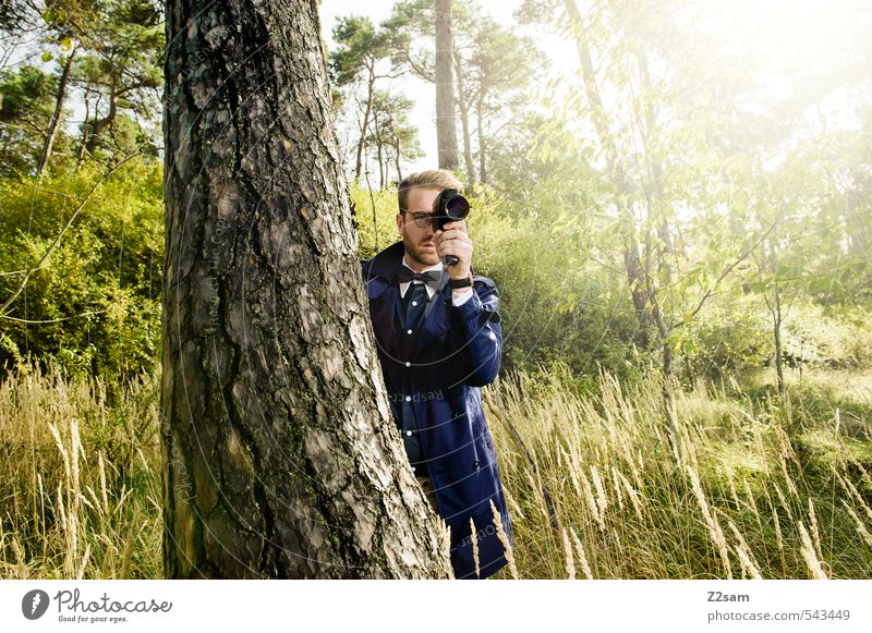 8mm Auf der Lauer! Lifestyle elegant Stil maskulin Junger Mann Jugendliche 18-30 Jahre Erwachsene Herbst Baum Sträucher Wiese Wald Mode Hemd Fliege Mantel