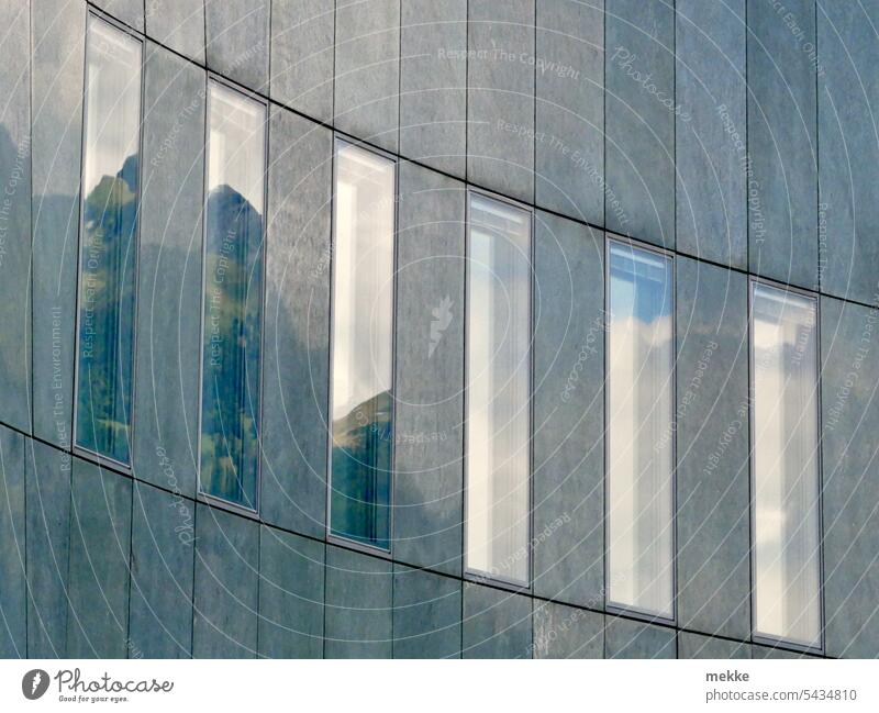 Da sitzt ein Berg im Büro Haus Bürogebäude Berge u. Gebirge Natur Fassade Fenster Fensterscheibe Gebäude Glasfassade modern Reflexion & Spiegelung Hochhaus