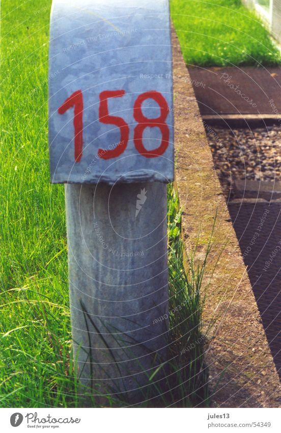 Meilenstein Ziffern & Zahlen rot grün Gras saftig knallig hart Blech grau Typographie 158 dreistellig Außenaufnahme Stein handgemalt Natur