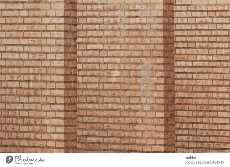Ziegelmauern mit optischer Täuschung Mauer Ziegelsteine Wand Fassade Architektur Strukturen & Formen neu ungeputzt Gebäude Backsteinwand Backsteinfassade Stein