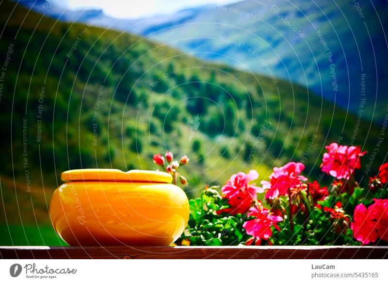 Almidylle - gelber Aschenbecher und rote Geranien vor grünem Bergpanorama Aussicht Sommer Blumen bunt mehrfarbig