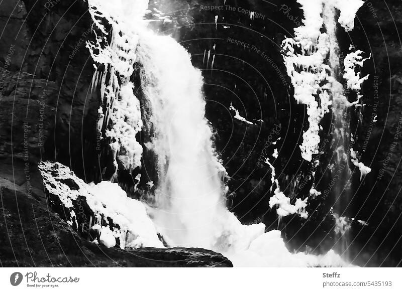 Wasserfall mit Eisformen auf Island frostig gefroren frierend isländisch abstrakt Islandreise Schnee vereist Wasserrauschen Ostisland Wasserkraft Frost Kälte