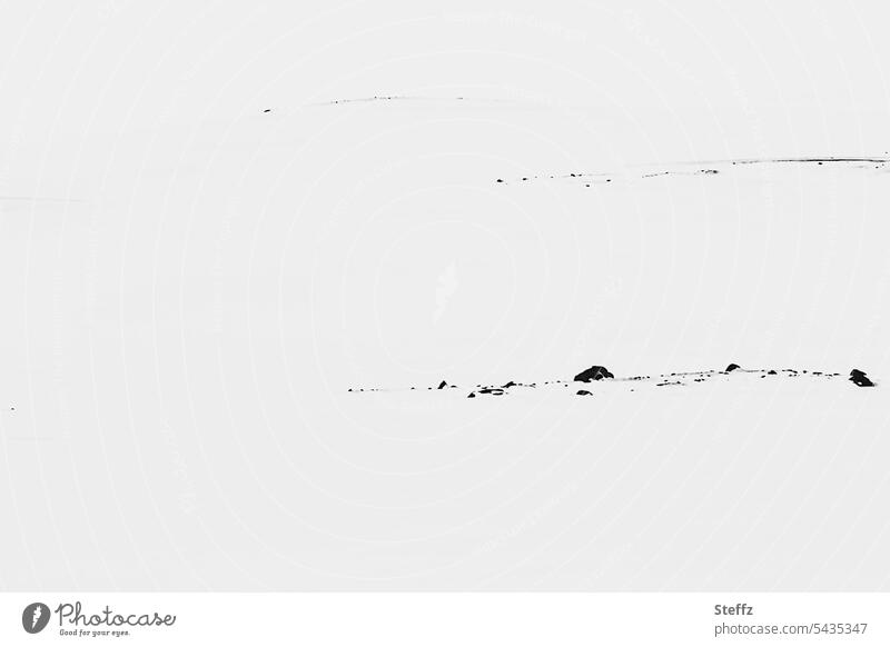 Schnee auf Island Ostisland Winterstille isländisch Schneedecke verschneit weiß Schneelandschaft schneebedeckt Islandreise schwarzweiß winterlich Fjardarheidi