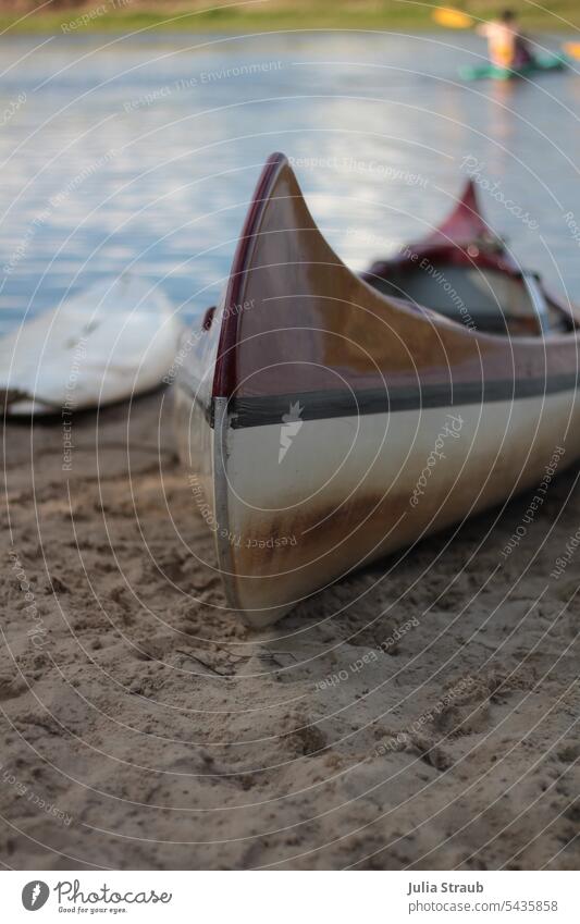 Kanu am Seeufer Kanutour Kanufahren Sand Surfbrett Paddeln Holz Sommer Sommerurlaub Schönes Wetter schön Auszeit Wasser Abenteuer Boot fahren Freizeit & Hobby