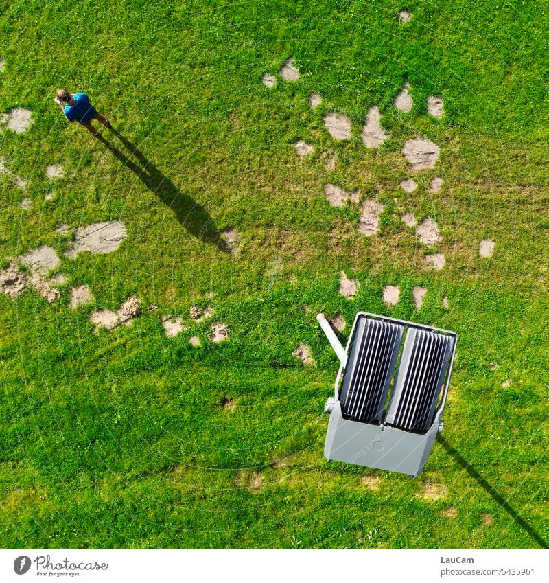 Aus der Sicht einer Laterne Vogelperspektive Schatten Wiese von oben hoch drüber drüberschauen Überblick beobachten Beobachtung Mann Mann von oben Gras grün