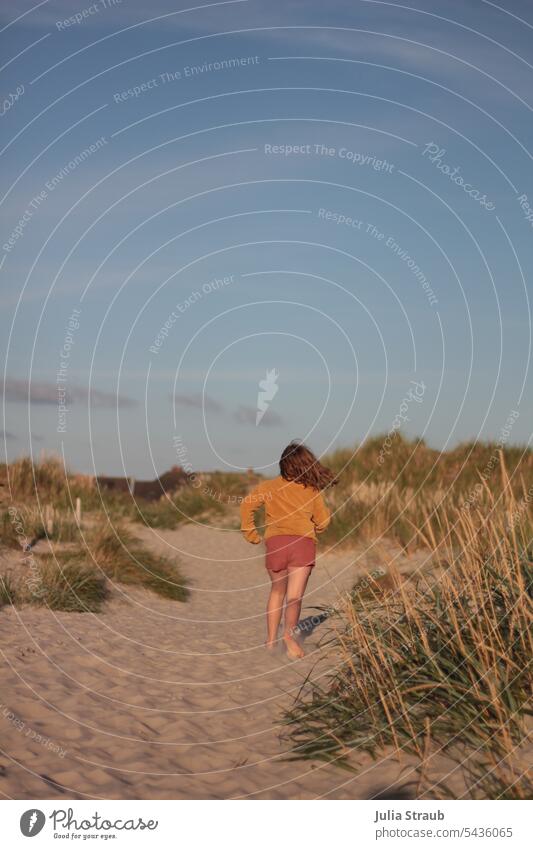 Mädchen rennt auf einem Dünenweg Kind laufen Sand Dünengras herrlich warm Sommer Sommerurlaub Sommerzeit Meer Spielen fangen Ferien & Urlaub & Reisen Nordsee