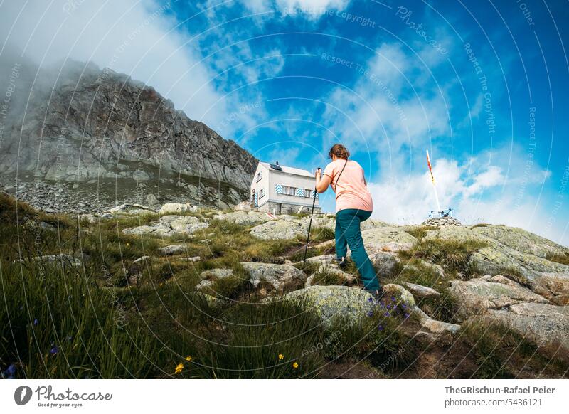 Frau lauft zu Berghütte (Dammahütte) wandern laufen Hütte SAC Schweiz Tourismus Berge u. Gebirge Landschaft Alpen Natur Farbfoto Aussicht Außenaufnahme Wolken