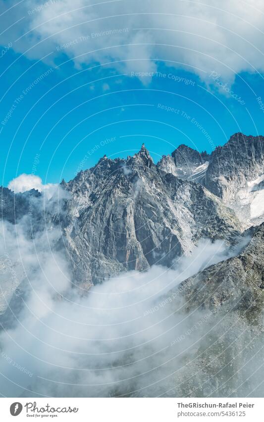 Berge in Wolken gehüllt vor wolkigem Himmel Wolkenhimmel Gebirge Berge u. Gebirge Außenaufnahme Landschaft Menschenleer Farbfoto Natur Alpen Tag blau grau