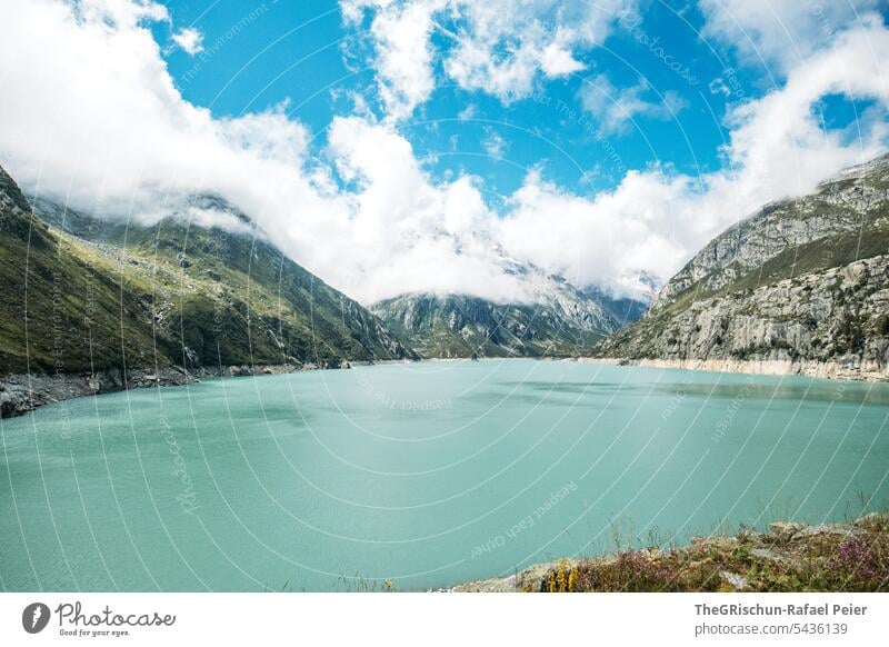 Bergsee vor Wolkenbedekten Bergen Himmel Wolkenhimmel Gebirge Berge u. Gebirge Außenaufnahme Landschaft Menschenleer Farbfoto Natur Alpen Tag blau grau felsig