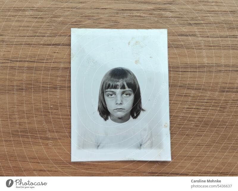 Trauriges Mädchen auf einem Schwarzweiss Passfoto Kind traurig Kindheit Traurigkeit Gefühle Mensch Ausdruck Menschen Gesicht ernst Schmerz Verzweiflung Trauer