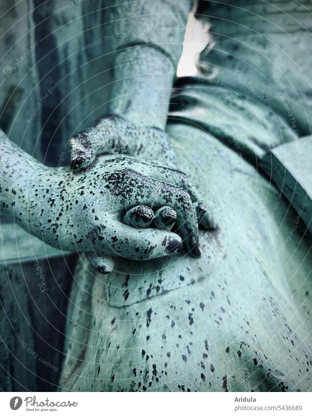 Gib mir deine Hand Hände Bronze Skulptur Kunst Hände halten Zuneigung Schoß festhalten Finger Metall Grünspan türkis berühren Hand in Hand Vertrauen
