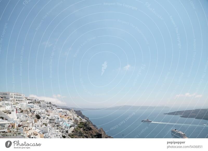 Kreuzfahrtschiffe vor Santorin Santorini Kreuzfahrschiffe Kreuzfahrtsschiff Griechenland Insel Außenaufnahme Meer blau Farbfoto Kykladen Mittelmeer Ägäis