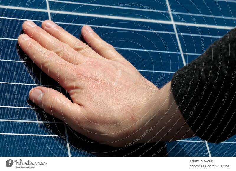 Nahaufnahme eines Ingenieurs, der den Betrieb der Sonne und die Sauberkeit der photovoltaischen Solarzellen überprüft. Konzept solar Panel Hand Biografie
