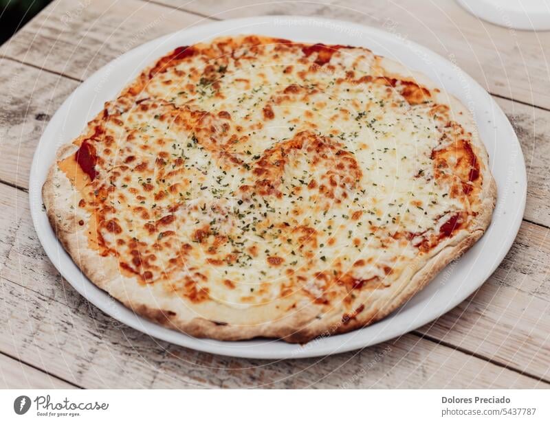 Die echte neapolitanische Pizza mit frischen Zutaten von höchster Qualität Amuse-Gueule Rucola Hintergrund gebacken Käse Nahaufnahme Kruste knusprig Küche