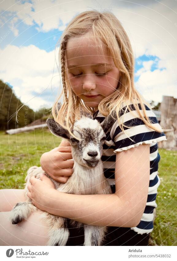 Heidi lässt grüßen | Mädchen mit kleinem Zicklein auf dem Schoß Ziege Kind Tier kümmern geborgen streicheln auf dem Arm vorsichtig behutsam Haustier Nutztier