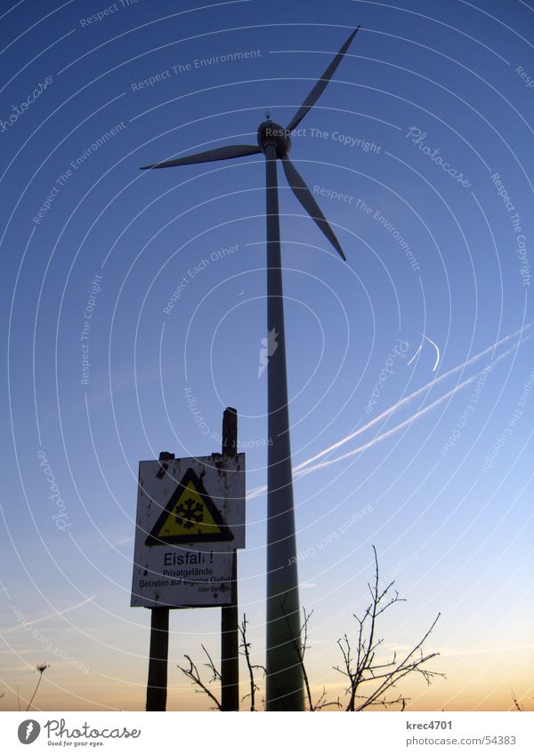 Gefährliche Windkraft Windkraftanlage Sonnenuntergang Winter Warnschild Eisfall gefährlich Himmel Blauer Himmel Schilder & Markierungen bedrohlich