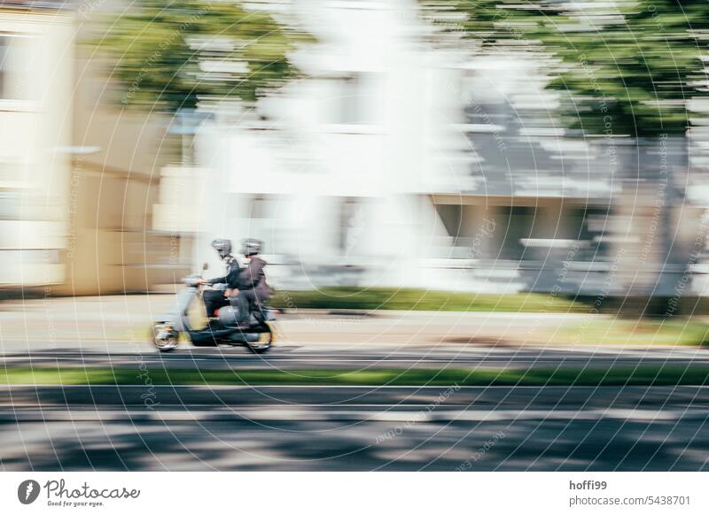mit dem Motorroller durch die Stadt Motorrollerfahrer Bewegungsunschärfe fahren Fahrzeug Straße Verkehr Lifestyle Geschwindigkeit ICM verschwommene Bewegung