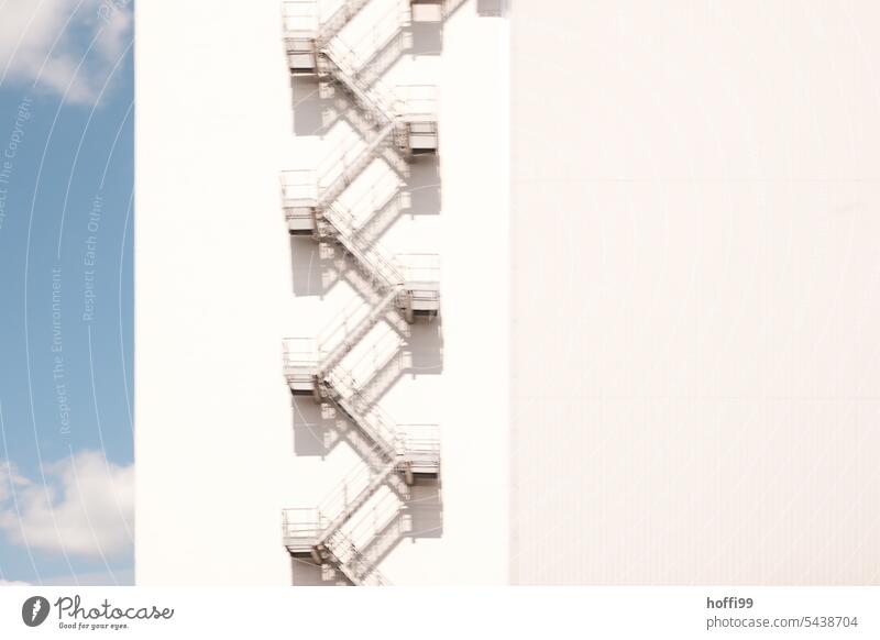 vibrierende urbane Dreifaltigkeit im Raum - Himmel Treppe Wand Streifen inzenierung unscharf abstrakt Kunst verschwommen minimalistisch Unschärfe