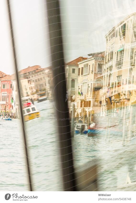 Die gespiegelte Vision einer verträumten romantischen Lagunenstadt Venedig Kanal Spiegelung verzerrt hell sonnig Licht Sommer strahlend Wasser Boot Tourismus