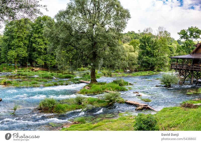 Schöner Fluss Una in Bosnien und Herzegowina. Dieses Foto ist im Juli 2023 aufgenommen attraktiv Hintergrund Balkan schön Schönheit blau bosnien und herzegowina